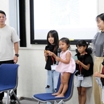 「旅育」を実践している柏木さん一家。全国での貴重な経験を語った＝明石市東仲ノ町