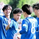 得点を喜ぶバサラ兵庫の毛利隼選手（左端）と福西毅也選手（左から２人目）ら＝８月３０日、きしろスタジアム