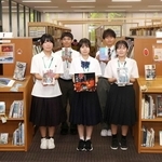 展示をＰＲする高校生ら＝県立図書館