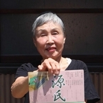 １２日開催のイベントのチラシを持つ出田恵美子さん＝神戸市西区