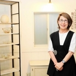 ３０年間の出会いに感謝する富森由美子さん＝明石市天文町１
