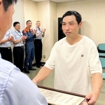 川の中にした男児を救出し、明石市消防局から感謝状を贈呈された大野皓雅さん＝明石市藤江