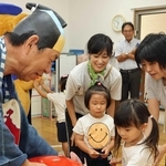 はがきを投函する園児ら＝谷八木幼稚園