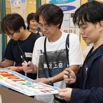 ジュンク堂書店明石店でのライツ社１０周年フェアの看板にメッセージを書く知念実希人さん（右）ら＝明石市大明石町１