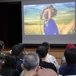 写真家のヨシダナギさん（右）とトークを繰り広げるライツ社の大塚啓志郎さん＝明石市相生町２
