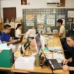ライツ社のオフィスでの仕事風景。小所帯でコミュニケーションは取りやすい＝明石市桜町