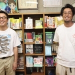 高野翔さん（左）と大塚啓志郎さん。オフィスの本棚には、これまで世に出した本が並ぶ＝明石市桜町