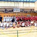 ウインターカップ東播地区予選で優勝した明石南高校の男女バスケットボール部（下里教諭提供）