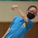 左手での投球を練習する二俣雅樹さん＝県立障害者スポーツ交流館