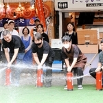 水消火器で消火訓練をする参加者＝明石市本町１