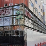 解体工事が始まった頃の明石商工会館＝２０２６年３月、明石市本町１