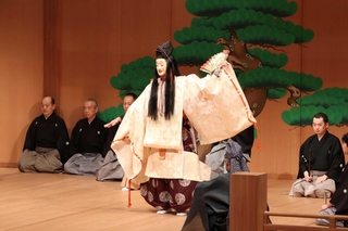 「融」を上演する演者ら＝明石市立市民会館