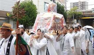 雨の中、氏子らに担がれて進むみこし＝明石市西新町１