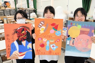 鳥羽八幡神社の秋祭りのポスターを制作した明石南高校の生徒＝明石市明南町３