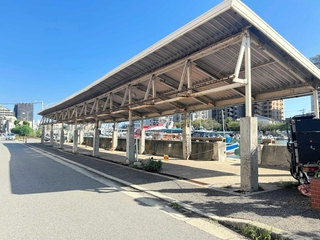 明石市が撤去を決めた市公設地方卸売市場水産物分場の建屋＝明石市本町１
