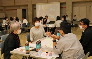 グループワークで意見交換する参加者＝明石市大久保町ゆりのき通１