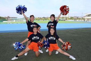 ポーズを決める（左上から時計回りに）岩佐美咲さん、小幡一華さん、丸谷日佳理さん、竹内陽咲さん＝滝川第二高校