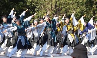 息の合った踊りで観客を魅了したステージ＝県立明石公園