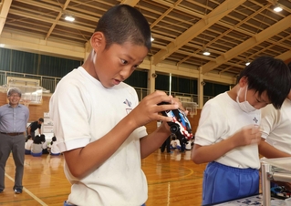 ミニカーの組み立てに挑戦する児童ら＝林小学校