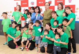 丸谷聡子市長に活動を報告した明石校のメンバーら＝明石市大明石町１