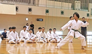 演武を披露する参加者＝県立障害者スポーツ交流館