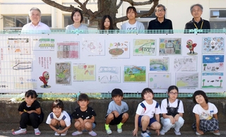子どもたちの絵が並んだ横断幕＝鳥羽小学校