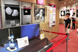 イトカワなどのサンプルが観察できる会場＝明石市立天文科学館