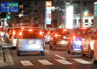 帰宅時間帯に混み合う国道２号＝明石市和坂（画像の一部を加工しています）