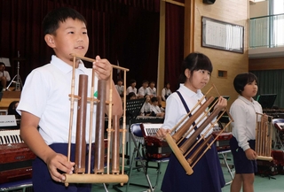 アンクルンの演奏練習に取り組む児童ら＝中崎小学校