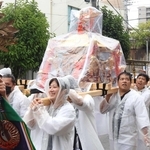 雨の中、氏子らに担がれて進むみこし＝明石市西新町１