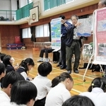 ため池の防災について児童らに話をする西島水利組合の橘忠彦組合長ら＝江井島小学校