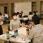 グループワークで意見交換する参加者＝明石市大久保町ゆりのき通１