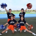 ポーズを決める（左上から時計回りに）岩佐美咲さん、小幡一華さん、丸谷日佳理さん、竹内陽咲さん＝滝川第二高校