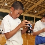 ミニカーの組み立てに挑戦する児童ら＝林小学校