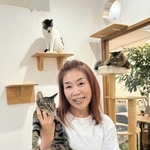 保護猫カフェ「カフェ・キャリコ」を経営している小川真美さん＝明石市魚住町中尾