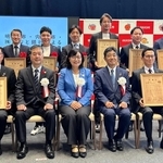 みなと銀行の融資商品を利用し、明石市に寄付した企業の幹部ら＝明石市大明石町１