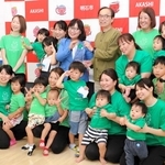 丸谷聡子市長に活動を報告した明石校のメンバーら＝明石市大明石町１