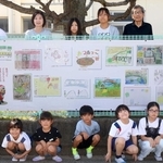 子どもたちの絵が並んだ横断幕＝鳥羽小学校