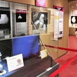 イトカワなどのサンプルが観察できる会場＝明石市立天文科学館