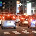 帰宅時間帯に混み合う国道２号＝明石市和坂（画像の一部を加工しています）