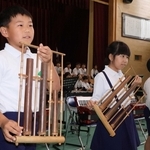 アンクルンの演奏練習に取り組む児童ら＝中崎小学校