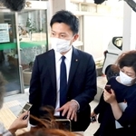 尼崎市議会前で報道陣の取材を受ける光本圭祐尼崎市議＝２０２２年６月２８日