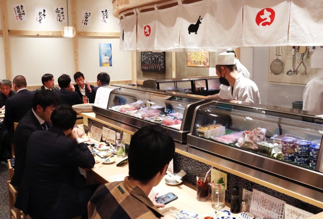 すしをつまみ、お酒を楽しむ客ら＝尼崎市南塚口町２、すし酒場さしす塚口店