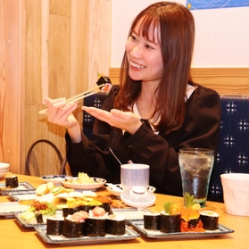 すしを楽しむ女性客＝尼崎市南塚口町２、すし酒場さしす塚口店