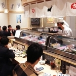すしをつまみ、お酒を楽しむ客ら＝尼崎市南塚口町２、すし酒場さしす塚口店