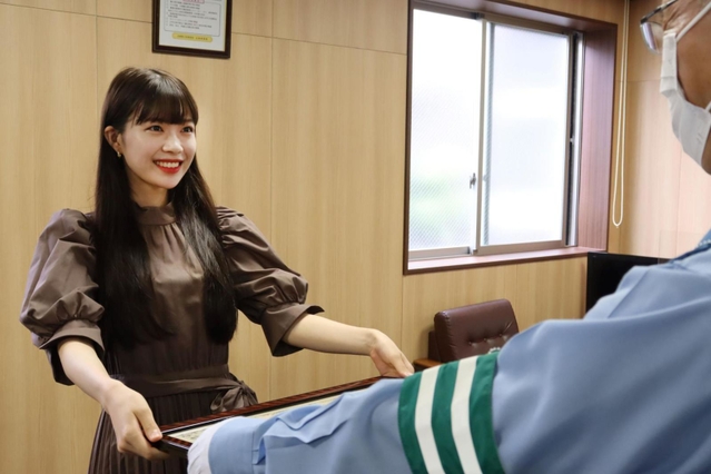 感謝状を受け取る山崎こころさん＝尼崎市南塚口町２、尼崎北署