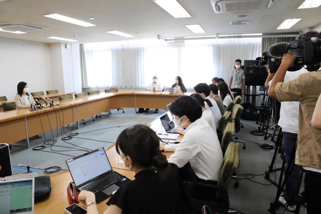 大勢の報道陣の前で、次期尼崎市長選に立候補しない意向を表明した稲村和美氏（左）＝７月７日午前、尼崎市役所