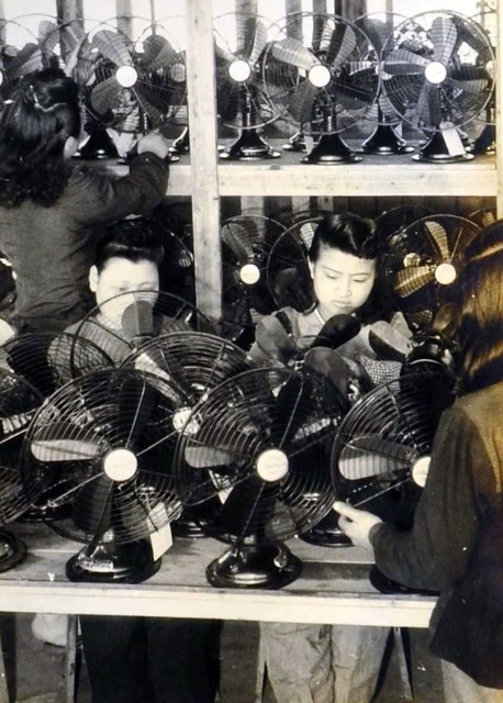 戦後、家電メーカーとして扇風機を製造する労働者たち＝尼崎市立歴史博物館提供