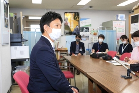 政務活動費にからむ納品書を偽造していた疑いで釈明をする光本圭佑・尼崎市議＝６月１４日午後、尼崎市役所