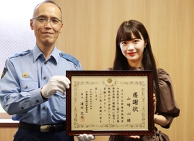 感謝状を手にする山崎こころさん（右）と浜田忠司尼崎北警察署長（左）＝尼崎市南塚口町２、尼崎北署